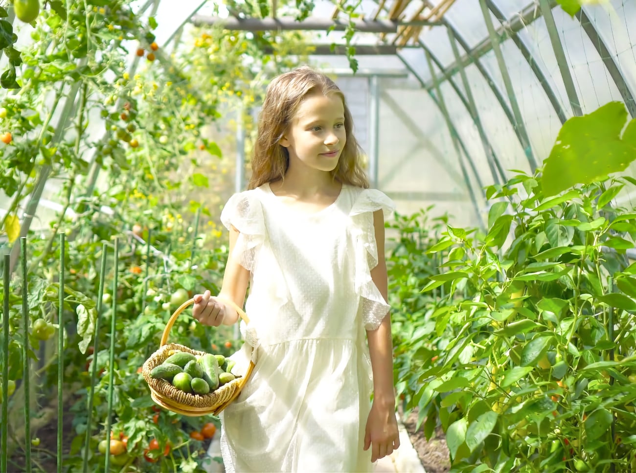 FRESHLY greenhouse of the future - Next generation little girl gardening